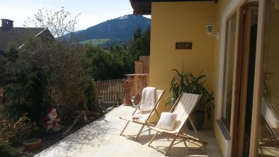 Terrasse mit Liegestühlen im Chalet Tyrol