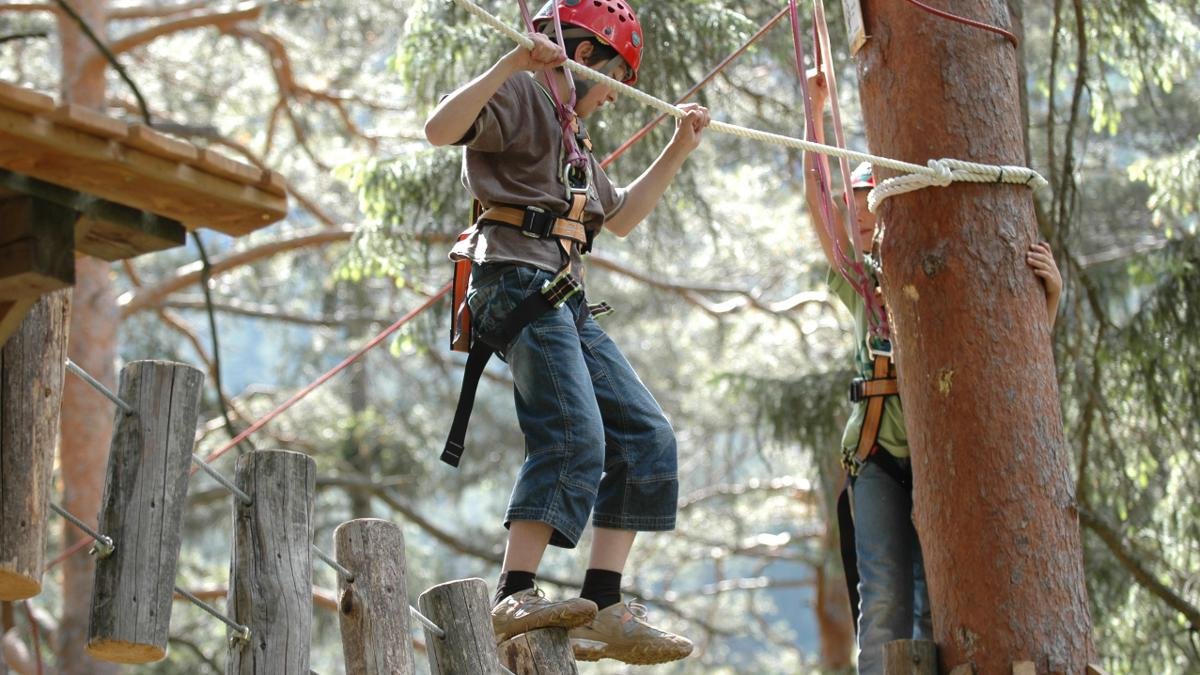 Der größte Hochseilgarten Tirols bietet 13 Parcours mit insgesamt 130 verschiedenen Übungen. Beliebt bei Familien, Unternehmen und auch Sportmannschaften, die auf Teambuilding mit Nervenkitzel-Garantie setzen., © 1. Adventure Park Tirols - outdoorprofi.at