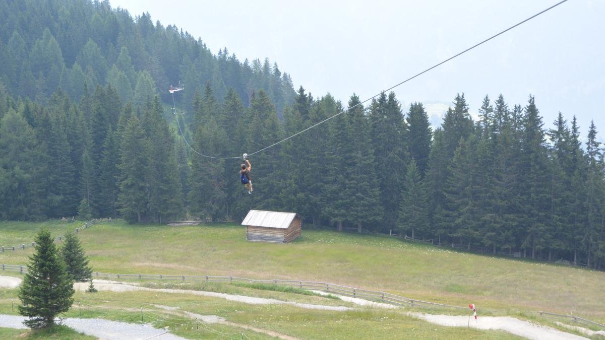 Von der Sunliner Bergstation aus geht es im Sommer mit dem Serfauser Sauser rasant in Richtung Tal. Die vier Seilrutschen schaffen ein Tempo von bis zu 65 Stundenkilometern und überwinden bei einer Länge von insgesamt über 2 Kilometern 400 Höhenmeter., © Tirol Werbung/Michael Gams