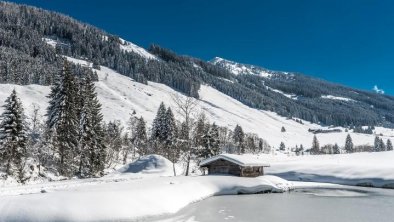 Auffach  Schönangeralm  Winter mit Fischerhütte un