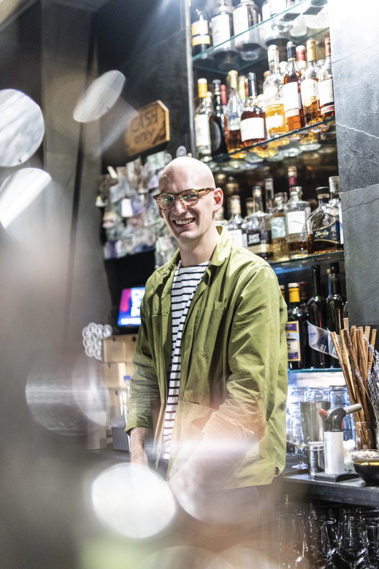 Der 31-j&auml;hrige Jakob Habel ist studierter Bauingenieur. Seine Neigung zu pr&auml;zisen Konstruktionen demonstriert er am Tresen. Mit der Zephyr Bar, wo er seit 2019 arbeitet, r&auml;umten sie schon mehrfach bei den Mixology Bar Awards ab.