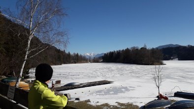 Blick auf den gefrorenen Reintalersee