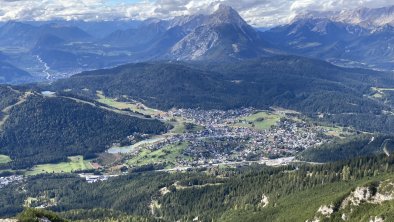 Sommer Blick auf Seefeld mit See