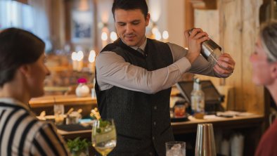 Barchef bereitet Cocktail zu