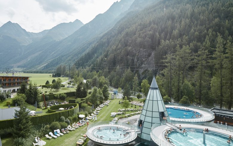 Die Schalenförmigen Außenbecken sind charakteristisch für die Wellness-Oase des Aqua Dome in Längenfeld. Foto: Tirol Werbung