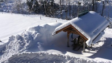 Hinterm Haus unser Wasserrad im Winter