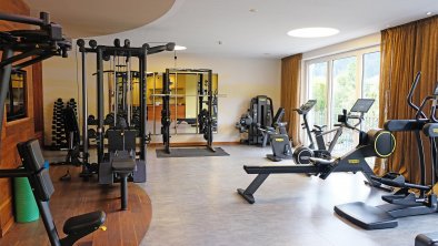 Fitnessraum mit Cardiogeräten & Kraftstationen