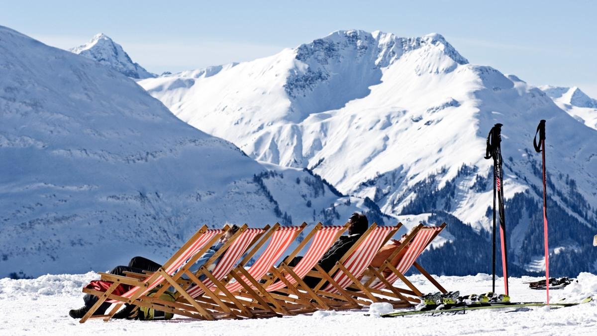 Fünf kleine Skigebiete verzaubern im Lechtal die Fans des Brettersports. Von Stanzach über die Jöchelspitze bis zum Gföllberglift in Holzgau sind fast alle Pisten familientauglich. Hier gibt es keinen großen Zirkus, sondern ehrlichen Wintersport., © Lechtal/Irene Ascher