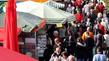 Die Haiminger Markttage mit ihren regionalen Produkten ziehen jedes Jahr viele Besucher an, © Haiminger Markttage