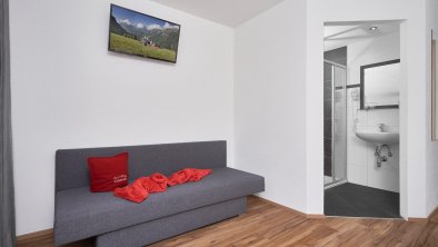 Schlafzimmer mit Dusche/WC und Schlafsofa