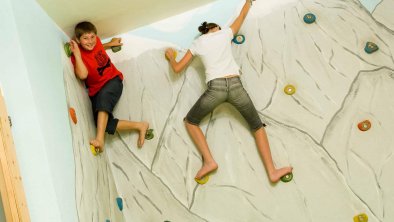 Kinderspielzimmer mit Kletterwand