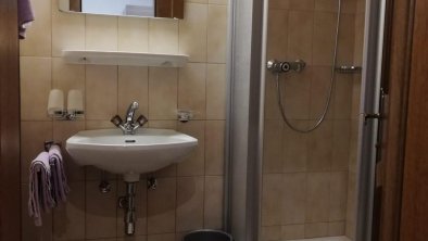 Badezimmer mit Dusche und WC