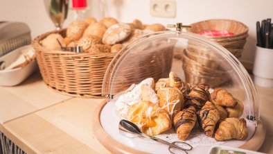 Süßspeisen beim Frühstücksbuffet