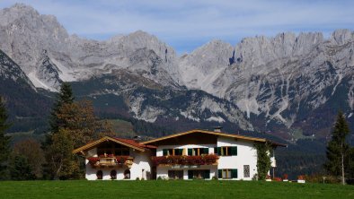 Haus Geigern mit Wilder Kaiser Hintergrund