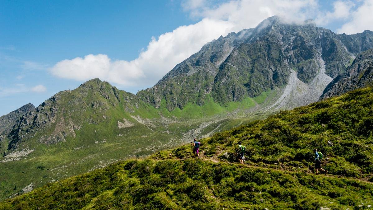 Er zählt zu den schönsten Höhenwanderwegen der Alpen: Mit 120 Kilometern Länge und 8.000 Höhenmetern ist der Stubaier Höhenweg aber eine Herausforderung. Die Route zwischen Innsbrucker und Starkenburger Hütte kann auch in Abschnitten gewandert werden., © Tirol Werbung/Herbig Hans