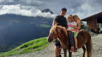 beim Pony reiten