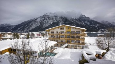 Winter Außenansicht mit Pool, © Hotel Caroline