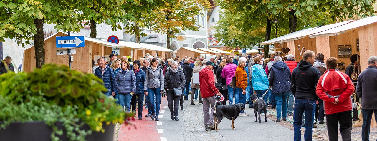 Auf dem Untermarkt in Reutte reihen sich beim Herbstmarkt mehr als 50 Stände eineinander, © Michael Böhmländer