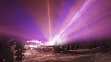 Die Lasershow startet pünktlich um Mitternacht und läutet mit musikalitscher Begleitung das neue Jahr ein, © TVB Ötztal