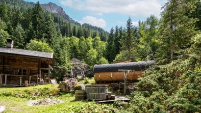 Rettensteinhuette_außen_BlickvomBach_Aschau