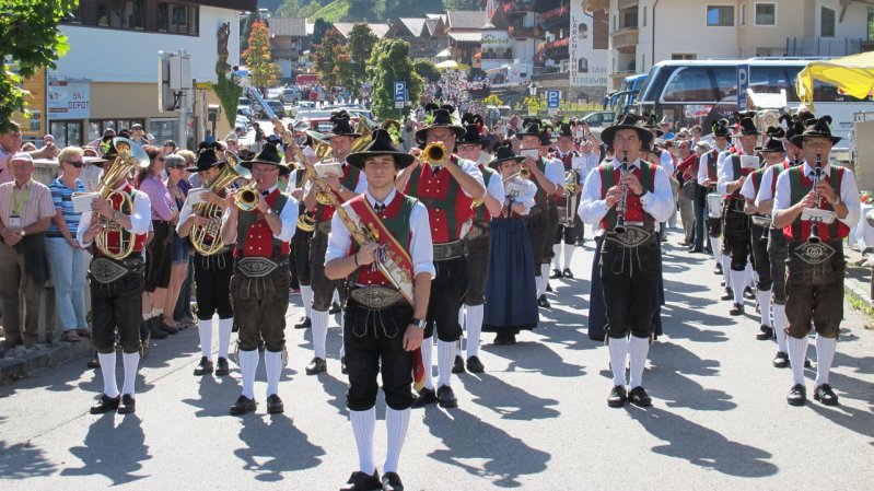 Die Bundesmusikkapelle Auffach eröffnet das Almfest, © Wildschönau Tourismus