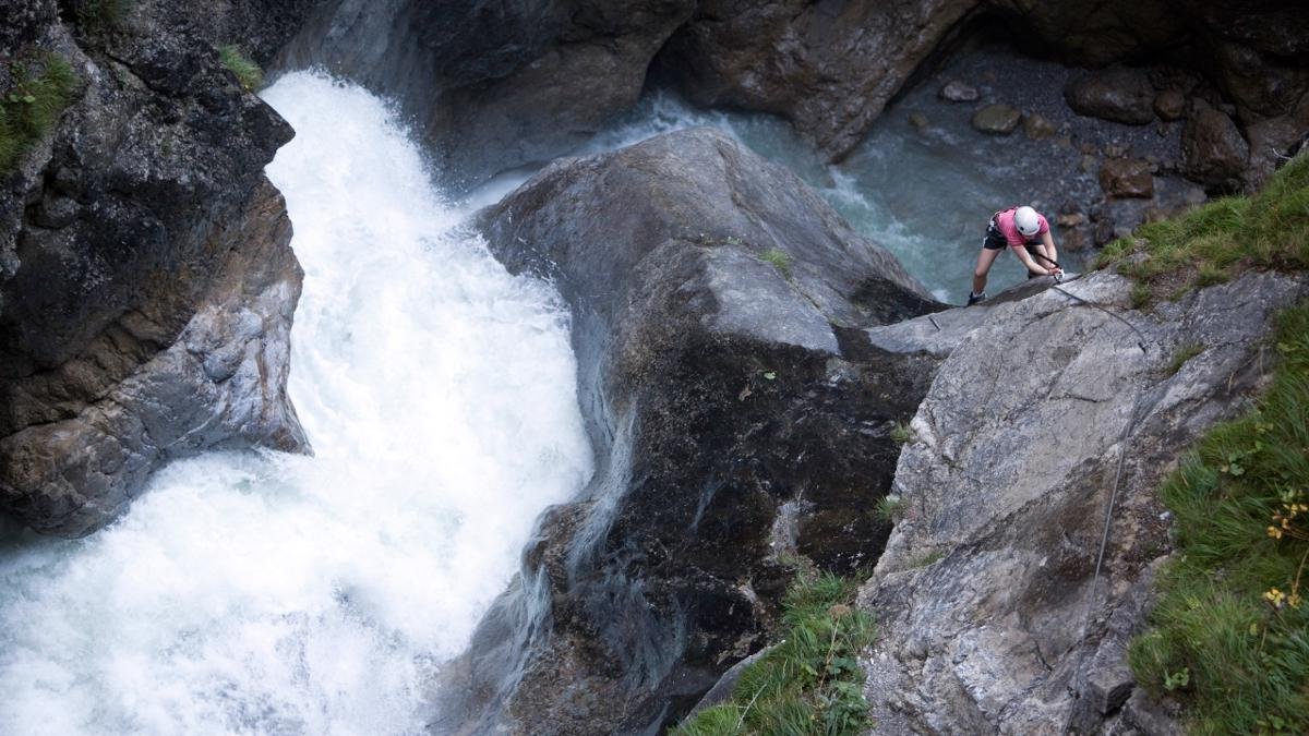 Die wildromantische Galitzenklamm bei Leisach mit ihren rauschenden Wasserfällen verzaubert jeden, der sie durchwandert. Abenteuerlustige freuen sich über mehrere Klettersteige und einen Waldseilpark, Kinder über den großen Wasserspielplatz., © Tirol Werbung