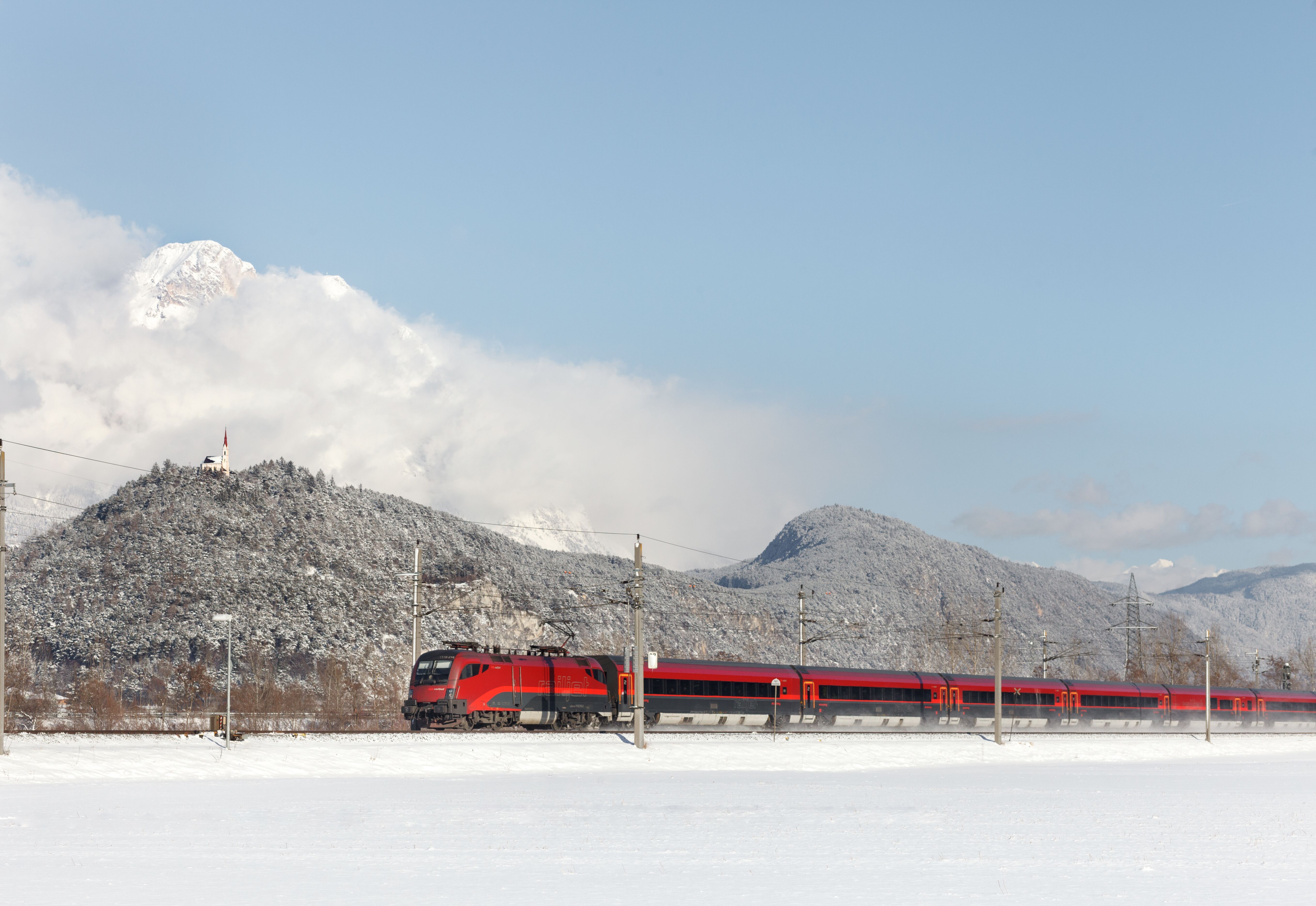 Roter Railjet Zug von den Österreichischen Bundesbahnen, Zugstrecke durch das verschneite Inntal