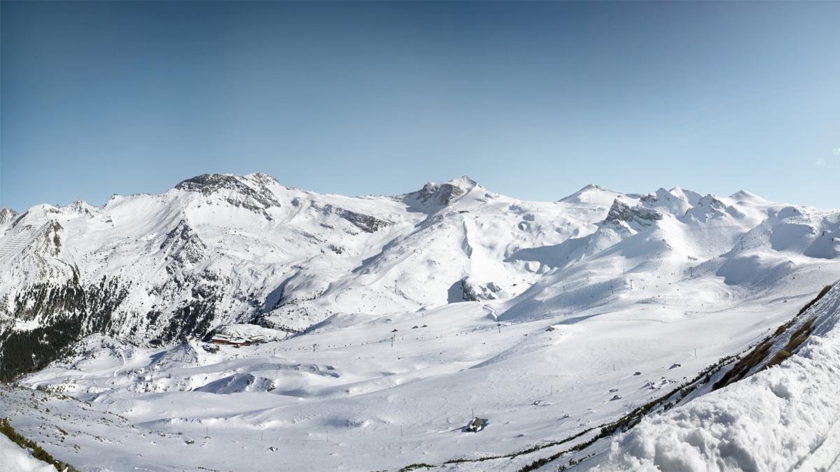 Mit den Wintersportgebieten Ski Zillertal 3000 und dem Hintertuxer Gletscher ist das Tal gleich mit zwei wichtigen Skiarenen bestückt. Verfügt das erste über ein besonders großes Pistenangebot, punktet der Gletscher als Österreichs einziges Ganzjahresskigebiet., © Hintertuxer Gletscher