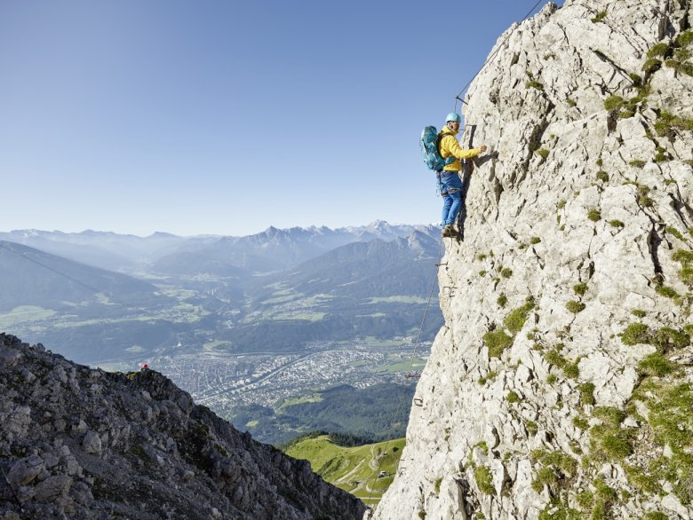 Aussicht über die Landeshauptstadt am Innsbrucker Klettersteig. (Foto: TVB Innsbruck, Christian Vorhofer)