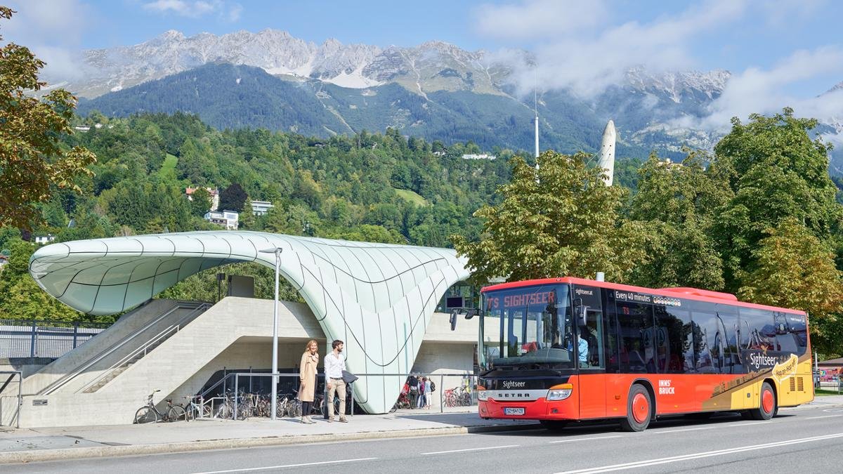 „Sightseer“ nennt sich der Bus, der Innsbruck-Urlauber zu den Highlights der Stadt bringt: zu den Museen etwa, zur Bergisel-Schanze oder zum Schloss Ambras. Einen Audioguide gibt’s dazu. Das Prinzip: Hop-on/Hop-off. Das Ticket: 24 Stunden lang gültig., © Innsbruck Tourismus