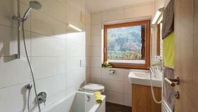 Badezimmer mit Badewanne