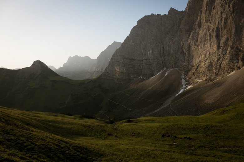                         Die berühmt-berüchtigten Laliderer Wände waren lange Zeit bei Kletterern sehr beliebt, heute kommen viele Mountainbiker – und neuerdings immer mehr E-Biker.
          
          