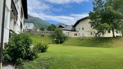 Blick vom Balkon in den Garten