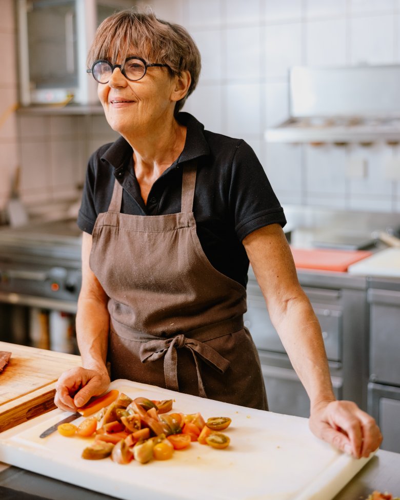 Salat-Königin Monika ist immer auf der Suche nach dem perfekten Zusammenspiel der Komponenten., © Tirol Werbung / Ramon Haindl 