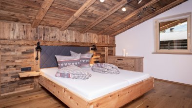 AlpenChaletZellberg_Rosa_Schlafzimmer2_Zillertal A