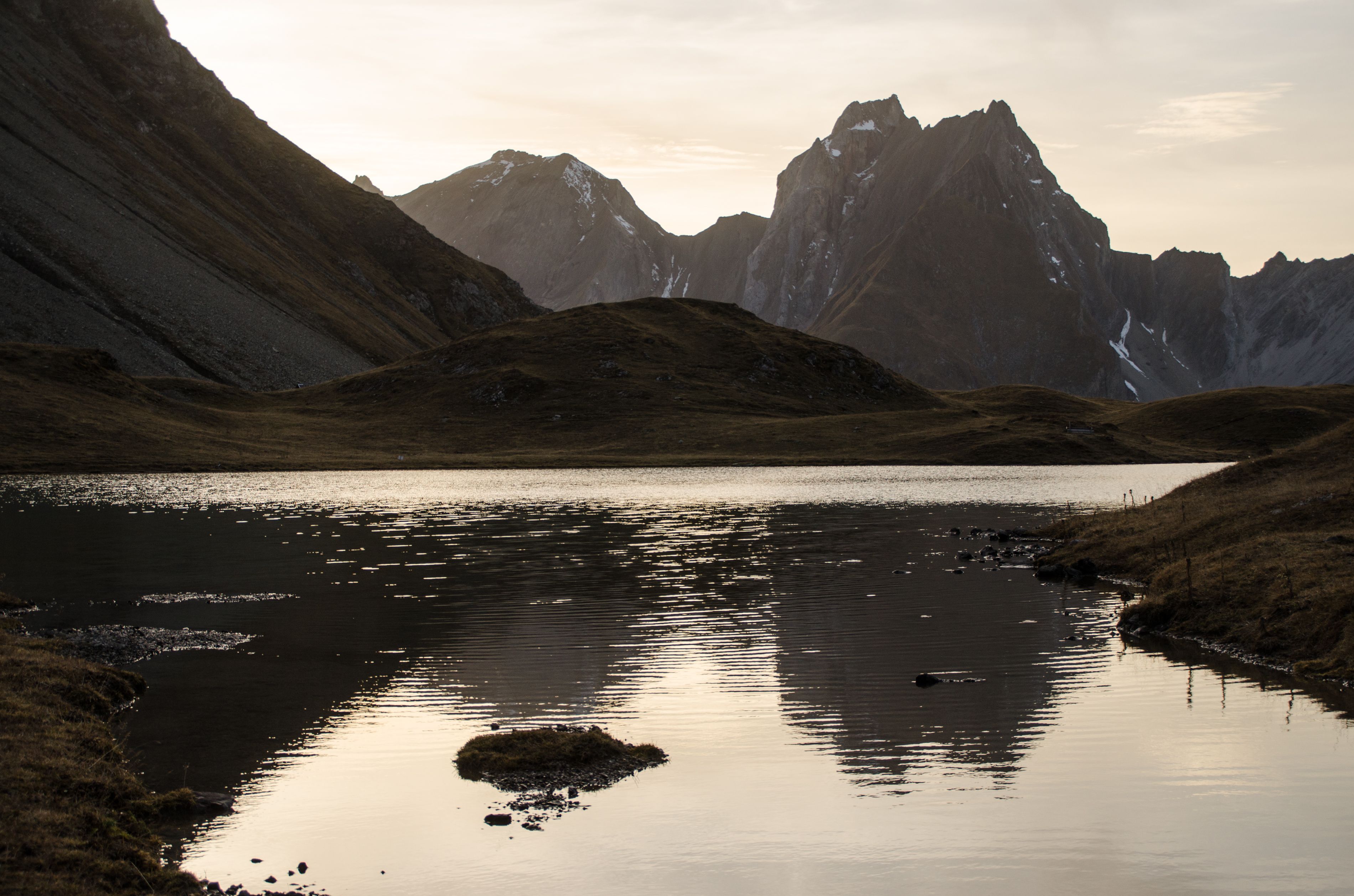 Berge spiegeln sich im Bergsee