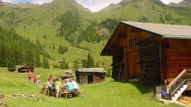 Spielplatz mit Sitzgelegenheit und Grillplatz, © im-web.de/ Apartmenthaus und Almhütten Gutwenger