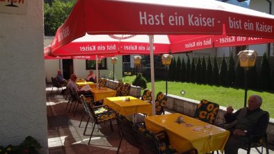 Gemütlicher Gastgarten im Sommer