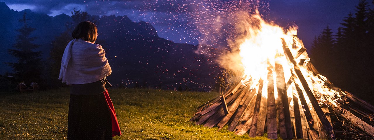 Das Sonnwendfeuer am Hartkaiser ist ein beliebtes Spektakel, © Daniel Reiter / Peter v. Felbert