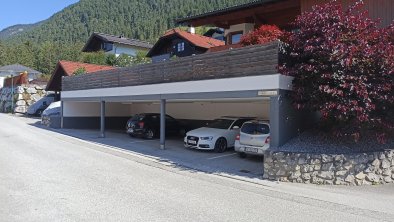 Überdachtes Carport / Parkplatz