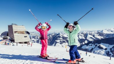 Familie Skifahren Alpbach 2023_Alpbachtal Tourismu, © Alpbachtal Tourismus