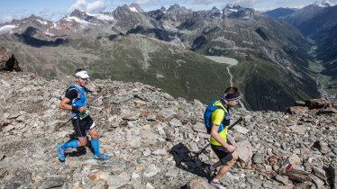 Trailrunner auf der Mittagskogelscharte hoch über dem Pitztal, © Robert Kampczyk / trailstripsrelax.de