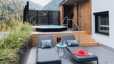 Dachterrasse mit großem Whirlpool