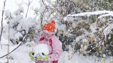 Spielen im Schnee des Naturgartens, © R. Fuchs