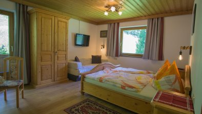 Schlafzimmer 1 mit Doppelbett und Schlafcouch