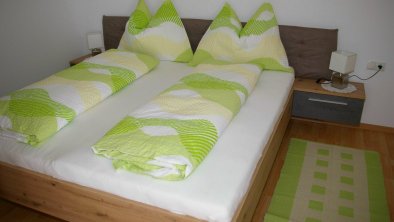 Schlafzimmer 1 mit großem Doppelbett