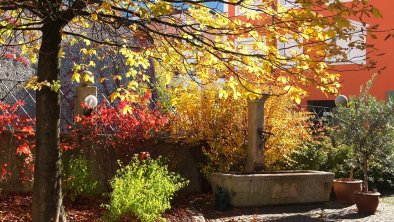 Der Gastgarten in leuchtenden Herbstfarben, © Gasthof Herrnhaus