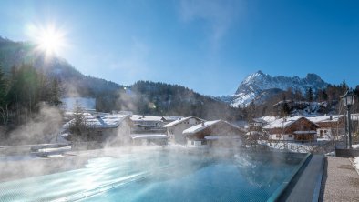 Blick vom Infinity-Pool auf den "Wilden Kaiser"