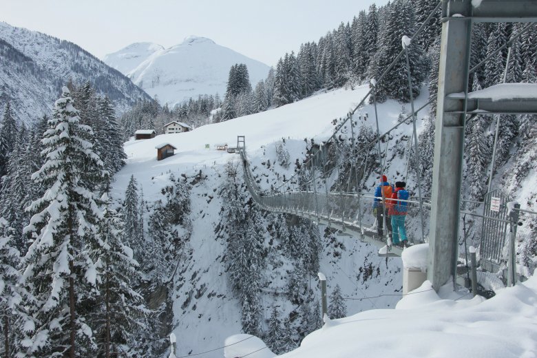 Die 200 Meter lange Holzgauer Brücke führt über die wildromantische Höhenbachtalschlucht. © Lechtal Tourismus, © Lechtal Tourismus