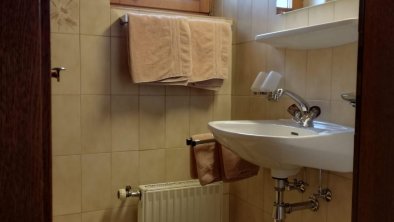 Badezimmer mit Dusche und WC